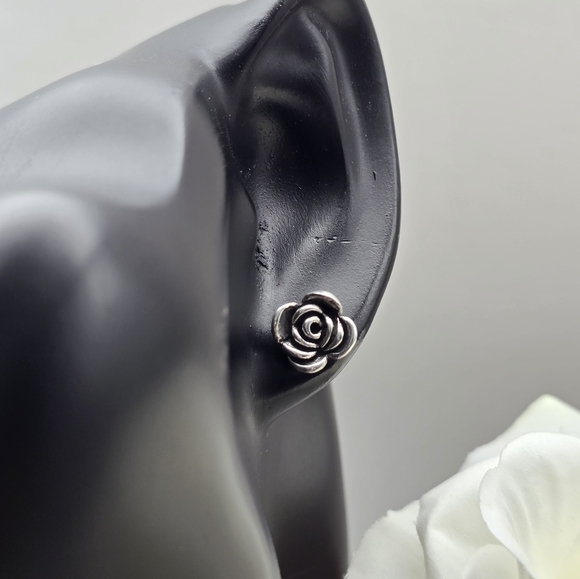 ❤️ MODERN ROSE STUD EARRINGS - Picture 3 of 10